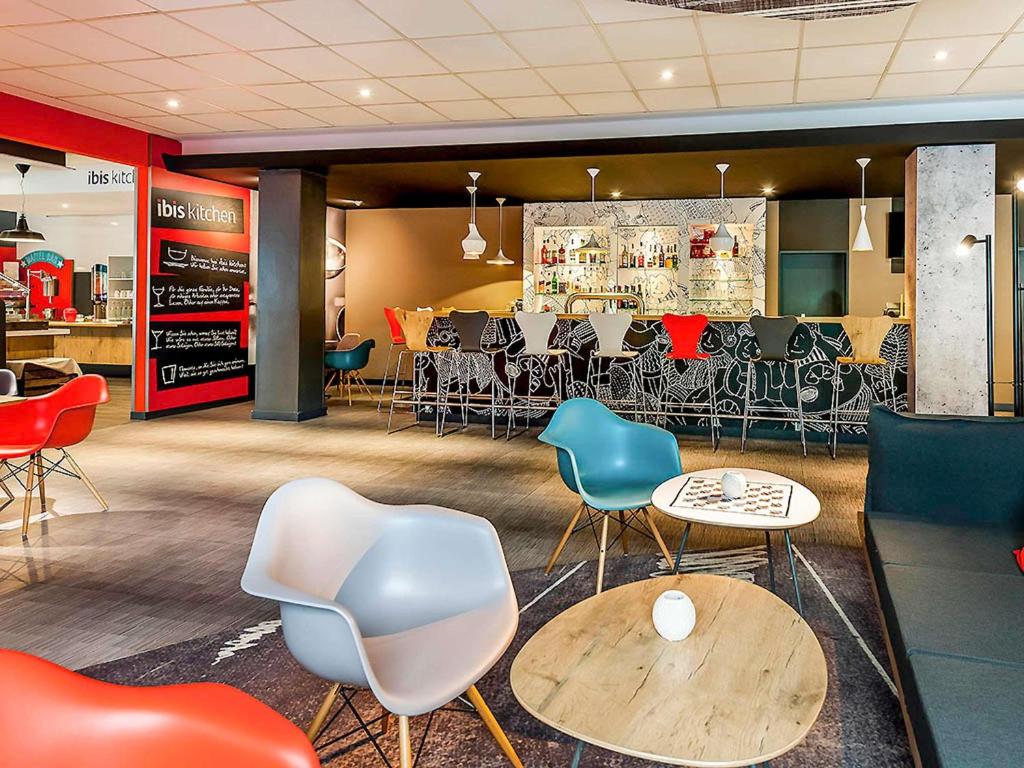 Uma área de estar em ibis Hotel Frankfurt Airport