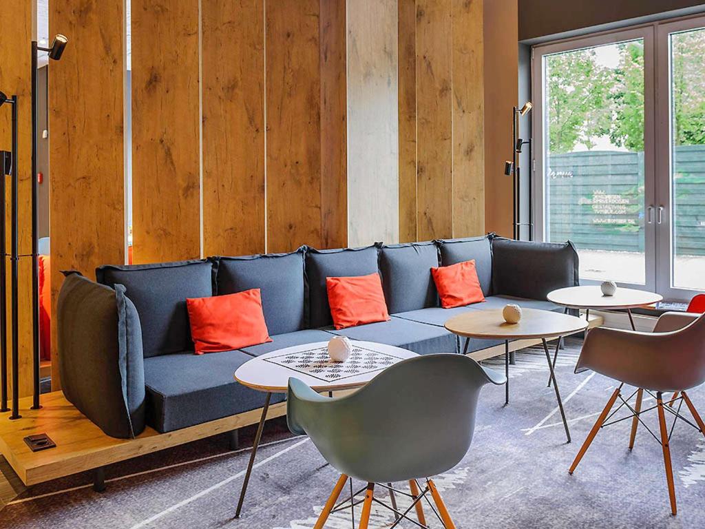 Uma área de estar em ibis Hotel Frankfurt Airport