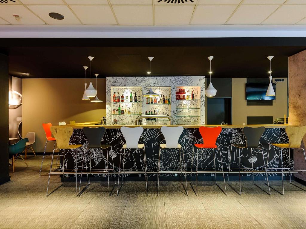 Uma área de estar em ibis Hotel Frankfurt Airport