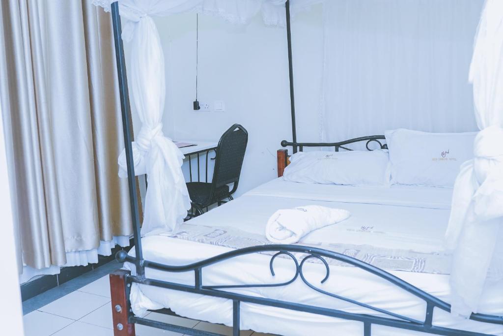Postel nebo postele na pokoji v ubytování Lazarus Kaka Hotel Urbane