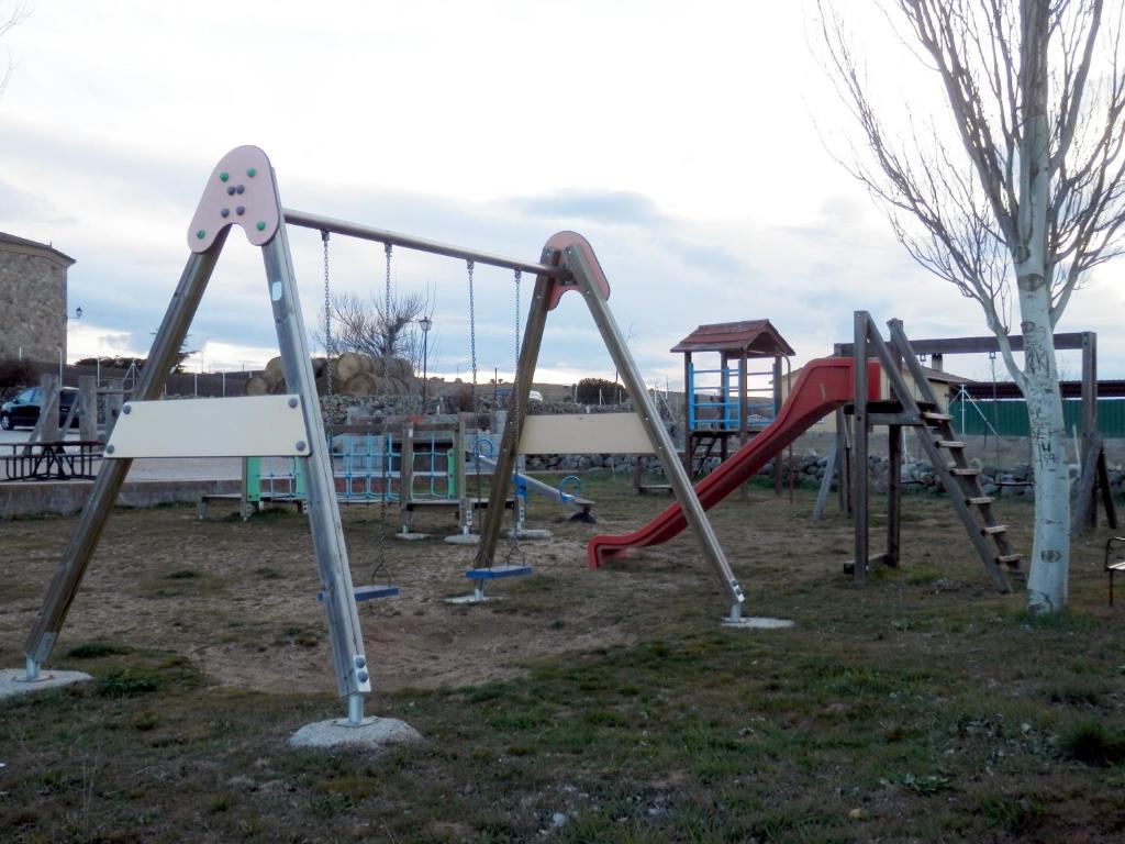 Zona de juegos infantil en Casa Rural El Dolmen