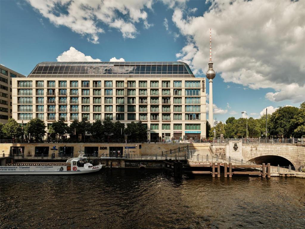 Výhled na řeku, která protéká v blízkosti hotelu