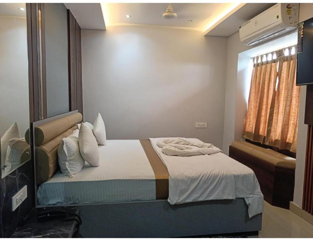 Postel nebo postele na pokoji v ubytování Hotel sai deogar