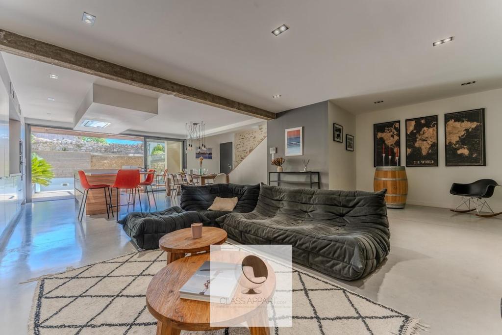 un salon avec un canapé et une table dans l'établissement Maison de Village en Pierre Piscine - 8 personnes, à Lansargues