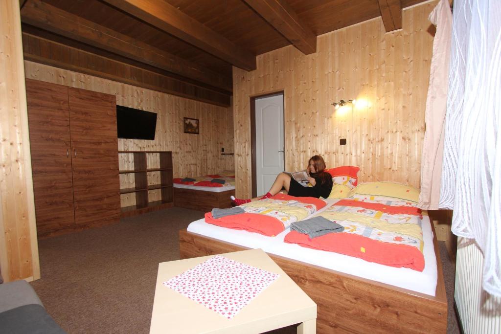 Postel nebo postele na pokoji v ubytování Resort a skiareál Brněnka