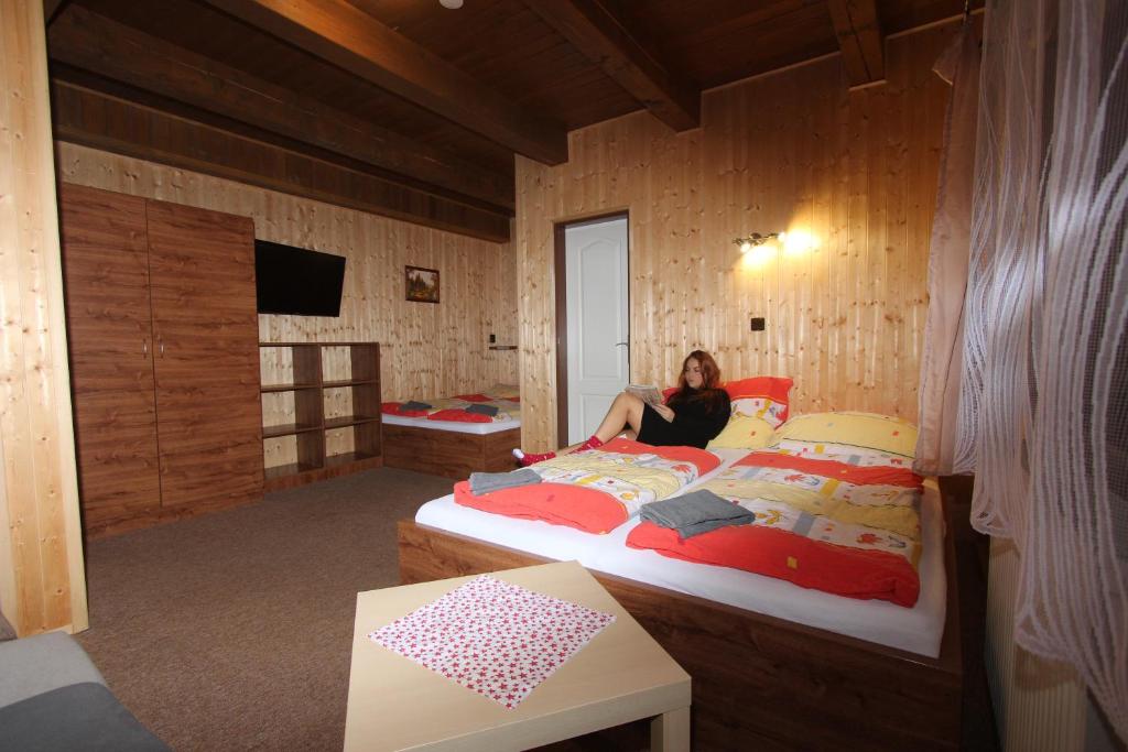 Postel nebo postele na pokoji v ubytování Resort a skiareál Brněnka