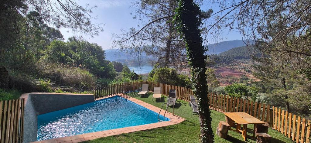 una piscina con vista sul lago di Cortijo Castillo de peñafleita a Siles