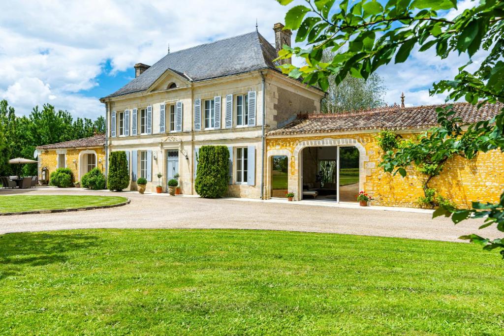 Κήπος έξω από το Charming Manor Nestled In Charente Vineyards