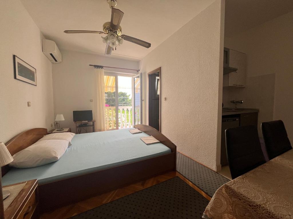 Postel nebo postele na pokoji v ubytování Apartments Vuksan