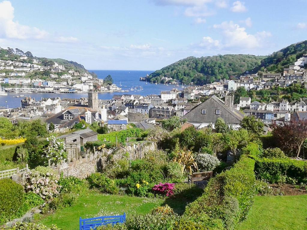 eine kleine Stadt mit Blick auf das Wasser in der Unterkunft Mount Boone 12A in Dartmouth