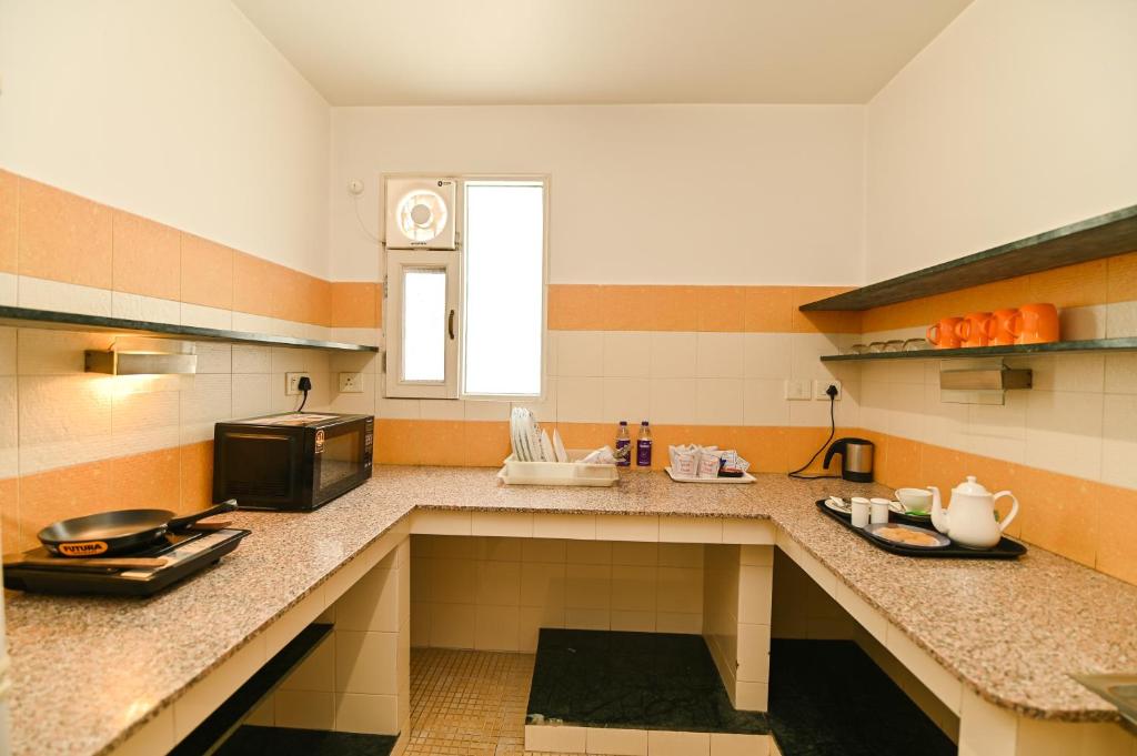 Kuchyň nebo kuchyňský kout v ubytování Om Niwas Suite Hotel