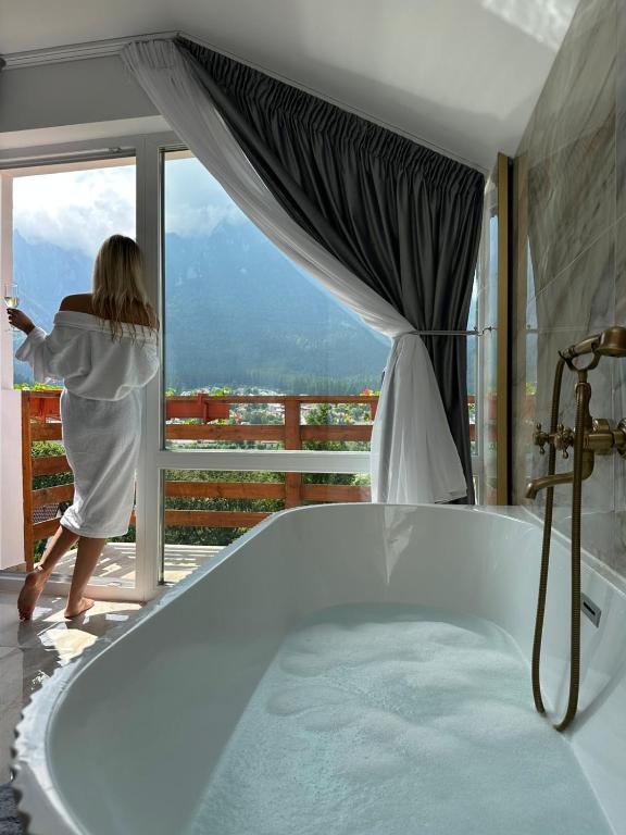 布什泰尼Casa Anitta的站在浴室浴缸中的女人