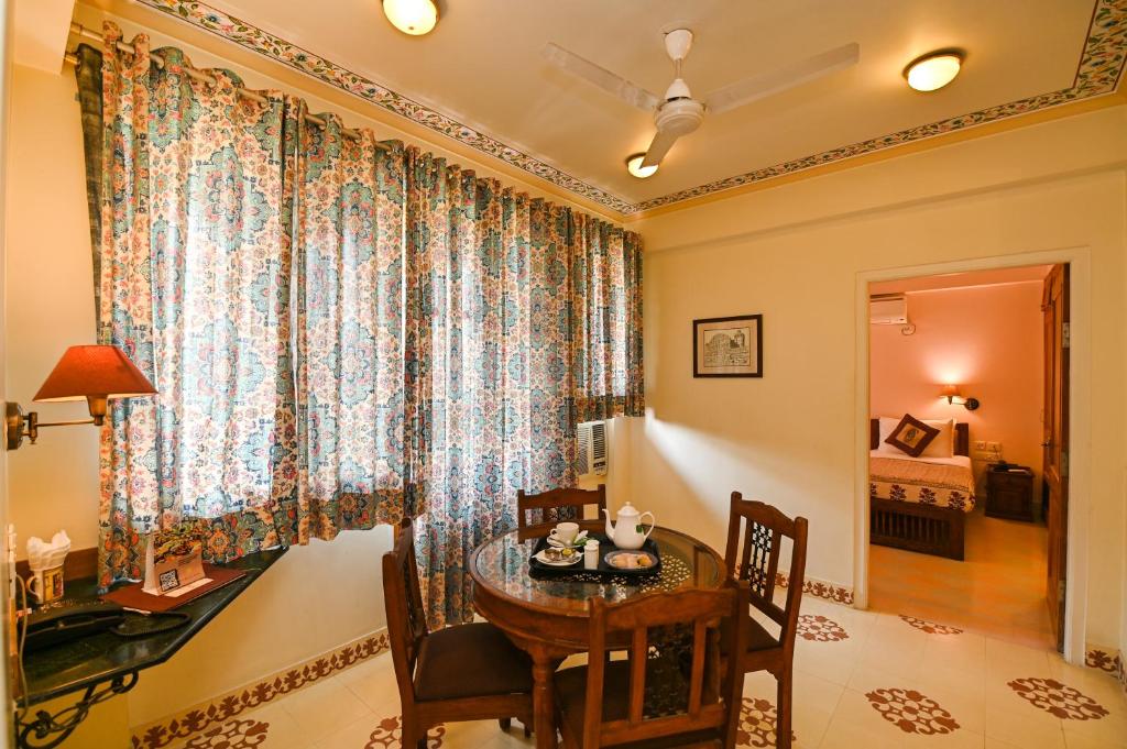 Posezení v ubytování Om Niwas Suite Hotel