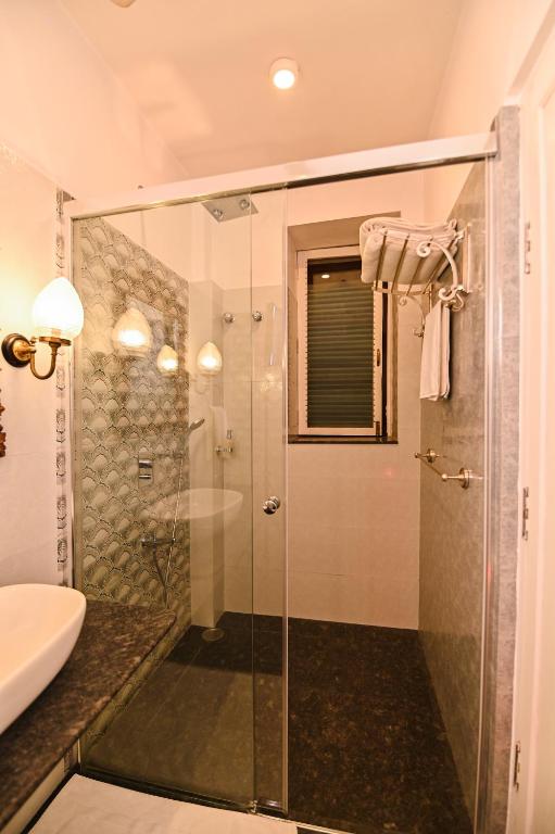 Koupelna v ubytování Om Niwas Suite Hotel