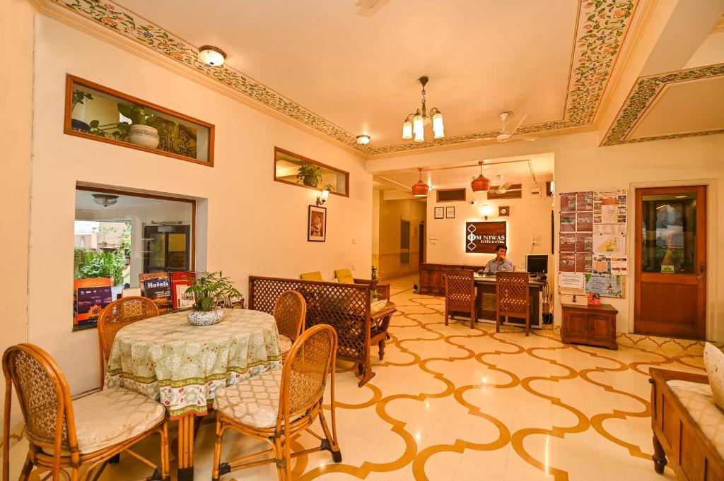 Posezení v ubytování Om Niwas Suite Hotel