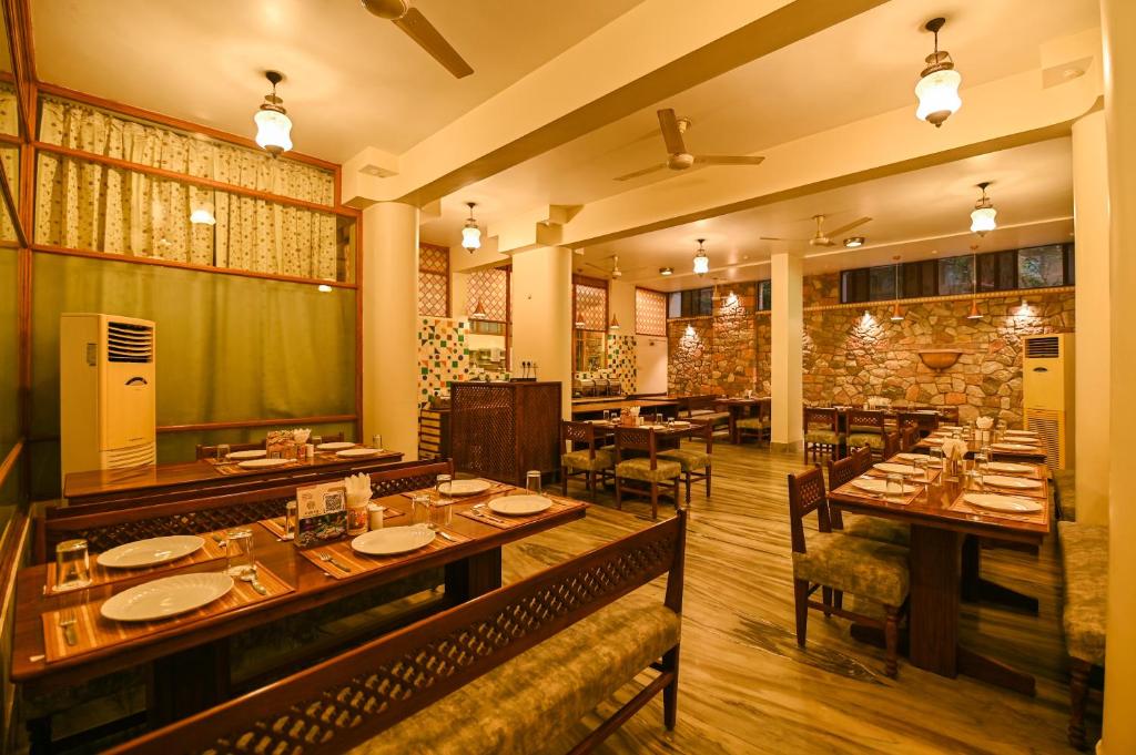 Restaurace v ubytování Om Niwas Suite Hotel