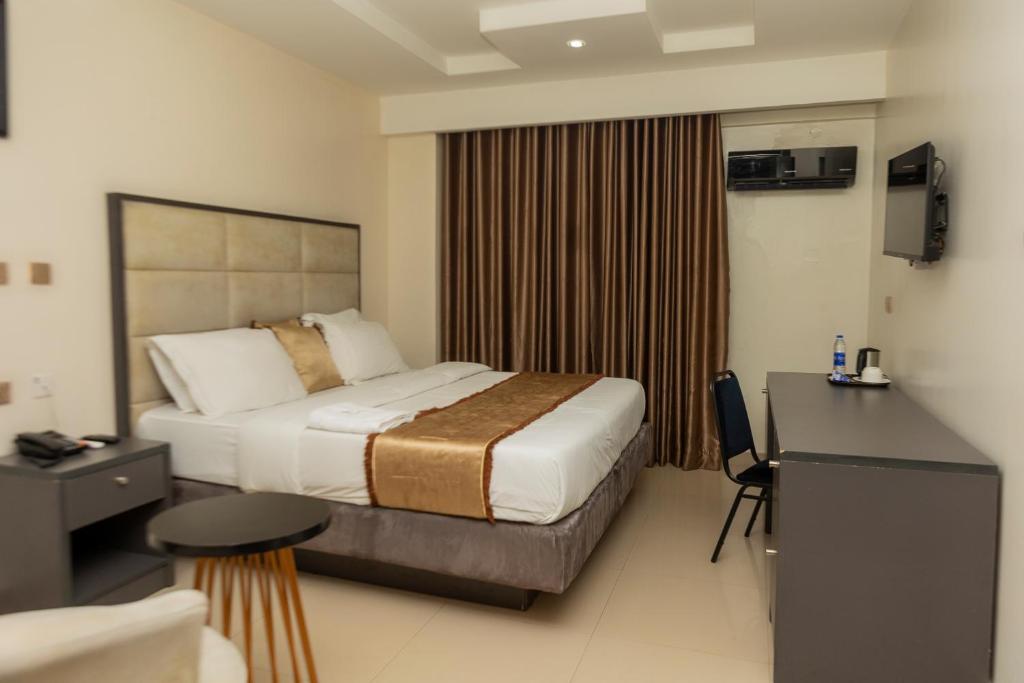 Postel nebo postele na pokoji v ubytování Romeneo Grand Royal Hotel