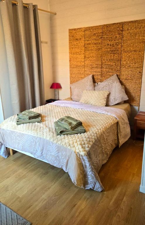 une chambre avec un lit avec deux serviettes dessus dans l'établissement Kalu Studio 8 - Studio cosy Centre médiéval Sarlat, à Sarlat-la-Canéda