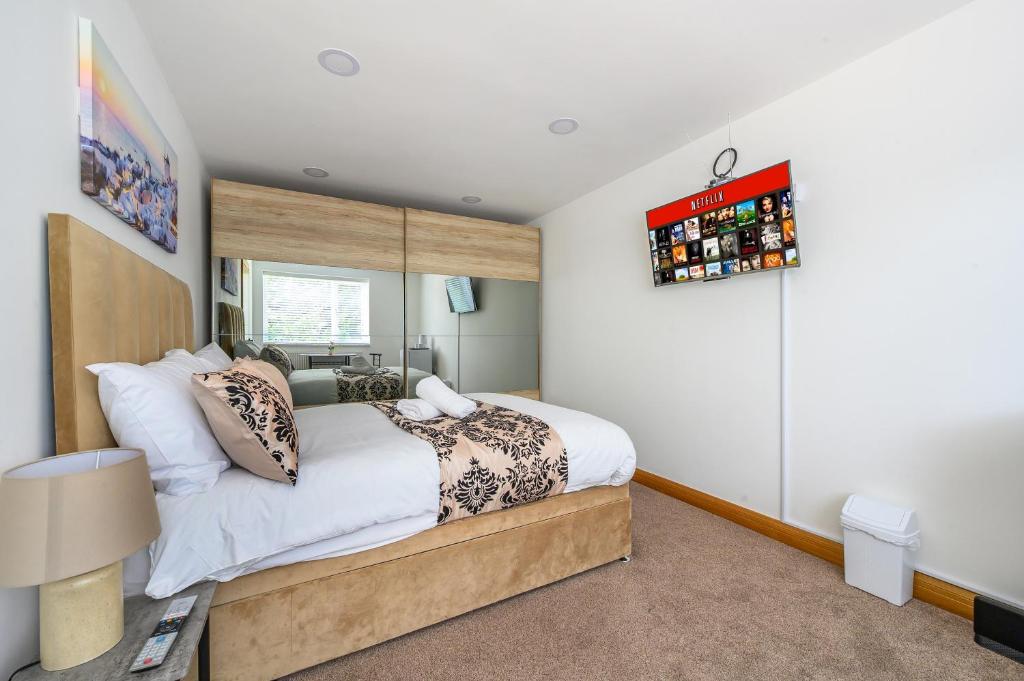 a bedroom with a large bed in a room at -RD7B- For your relaxed and Cosy stay with Free WiFi in Batley