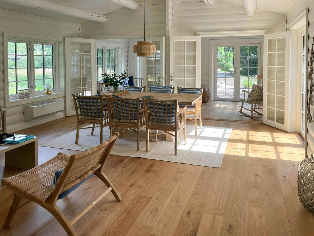 Un gran comedor con mesa y sillas. en Scandinavian-Style Summer House By Liseleje Beach, en Liseleje