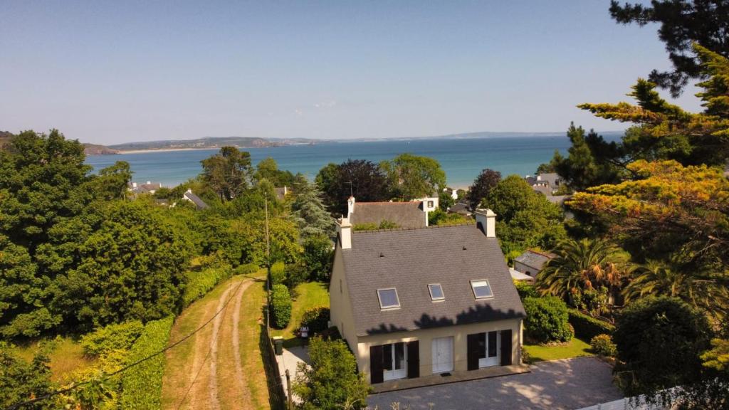Vue aérienne d'une maison avec l'océan en arrière-plan dans l'établissement Maison familiale Morgat, jardin clos, à Crozon