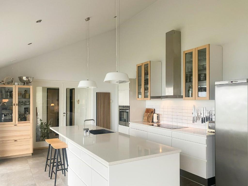 Una cocina o cocineta en Summer House With Sea View And Private Beach