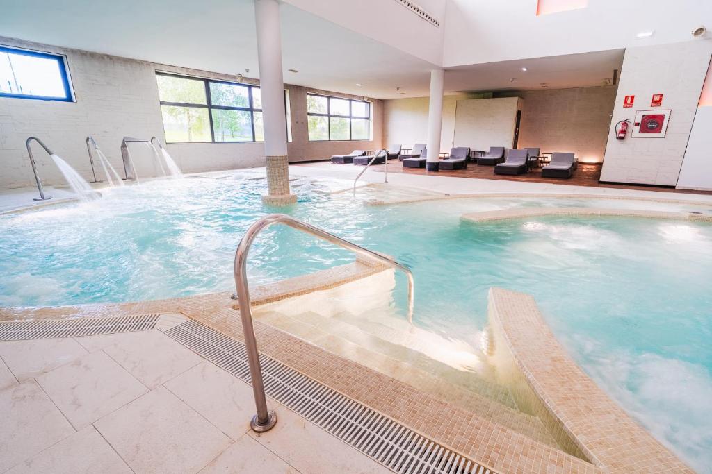 Bazén v ubytování URH Hotel Spa Zen Balagares nebo v jeho okolí