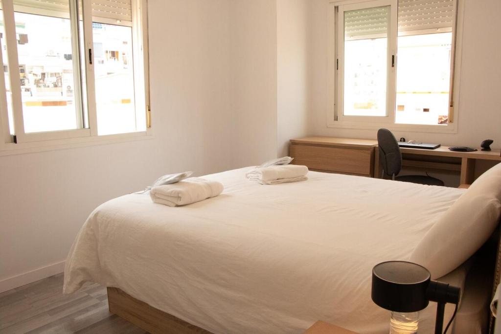 una camera da letto con un letto con due asciugamani sopra di Amazonia City Center a Torremolinos