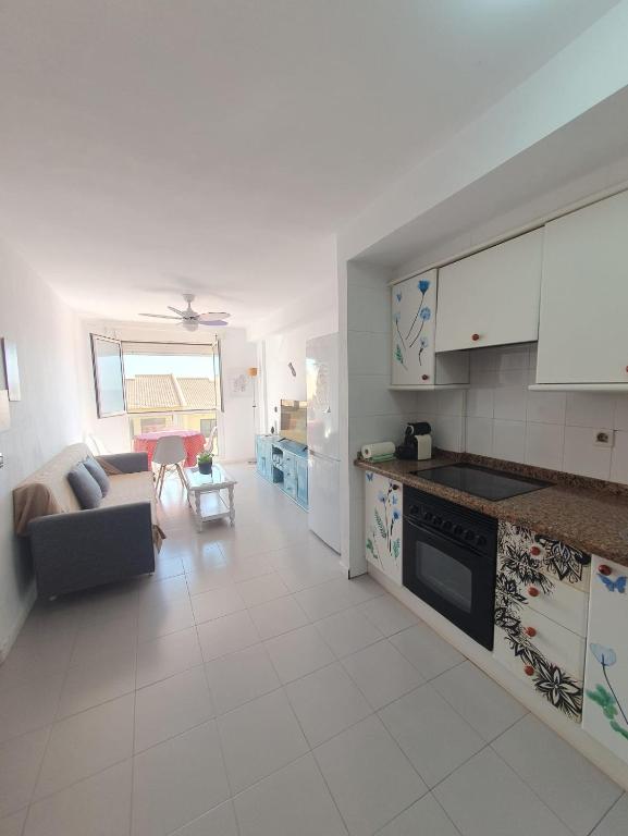 A kitchen or kitchenette at Alquilaencanarias-Medano, Cabezo beach, sea views!