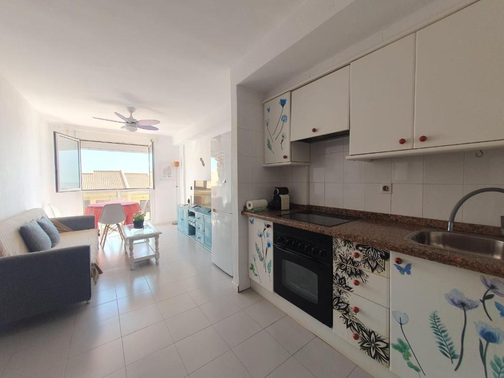 A kitchen or kitchenette at Alquilaencanarias-Medano, Cabezo beach, sea views!