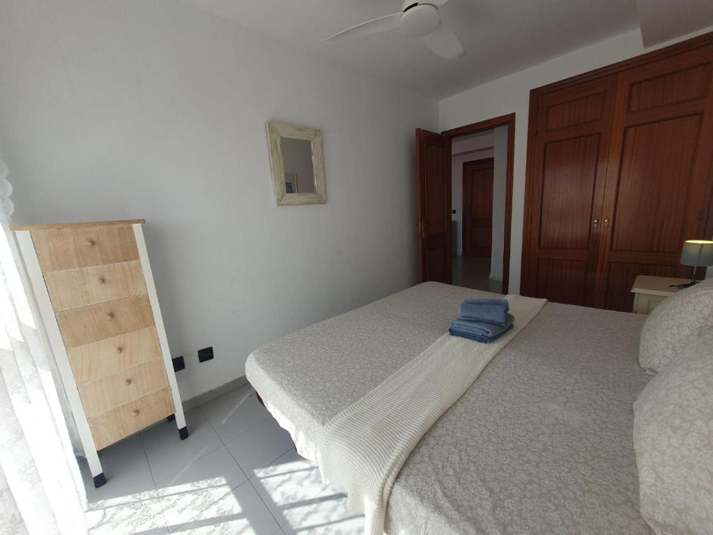 A bed or beds in a room at Alquilaencanarias-Medano, Cabezo beach, sea views!