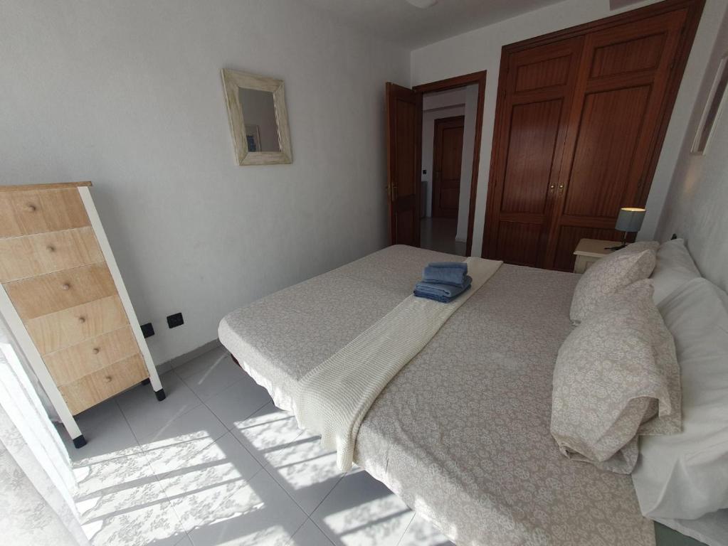 A bed or beds in a room at Alquilaencanarias-Medano, Cabezo beach, sea views!