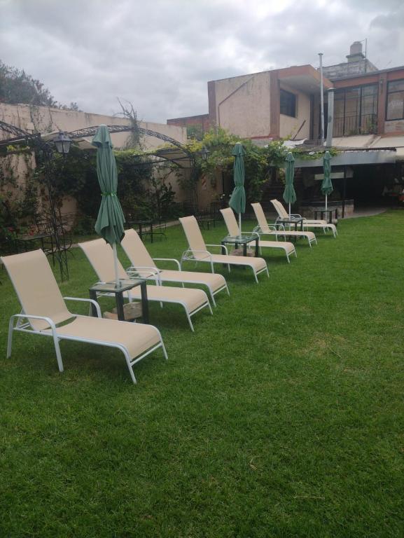 Un jardín fuera de Hotel Samka