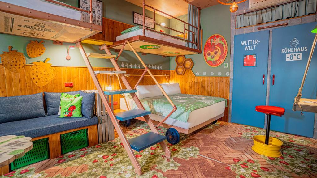 Palanda nebo palandy na pokoji v ubytování Die Karls Bande - Das Hotel