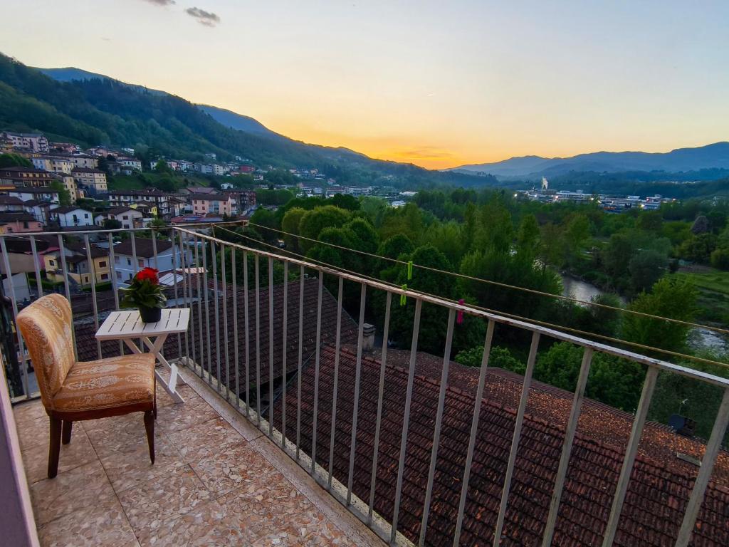 balkon ze stołem, krzesłem i widokiem w obiekcie BENVENUTI A CASA PAOLA , WELCOME IN GARFAGNANA! w mieście Castelnuovo di Garfagnana