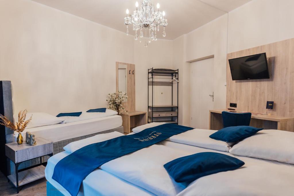 Steens Hotel Alster City - Economy Triple Room With Shared Bathroom