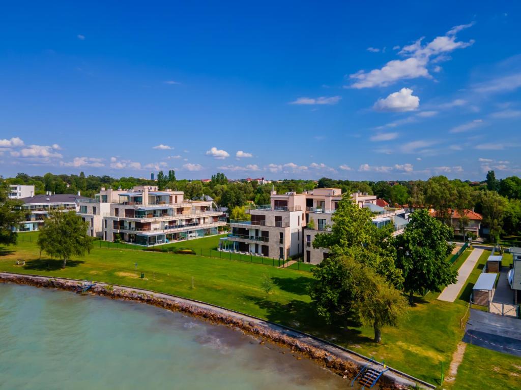 widok z lotu ptaka na budynki mieszkalne położone nad rzeką w obiekcie MyFlat Casa Panorama Apartment w Siófoku