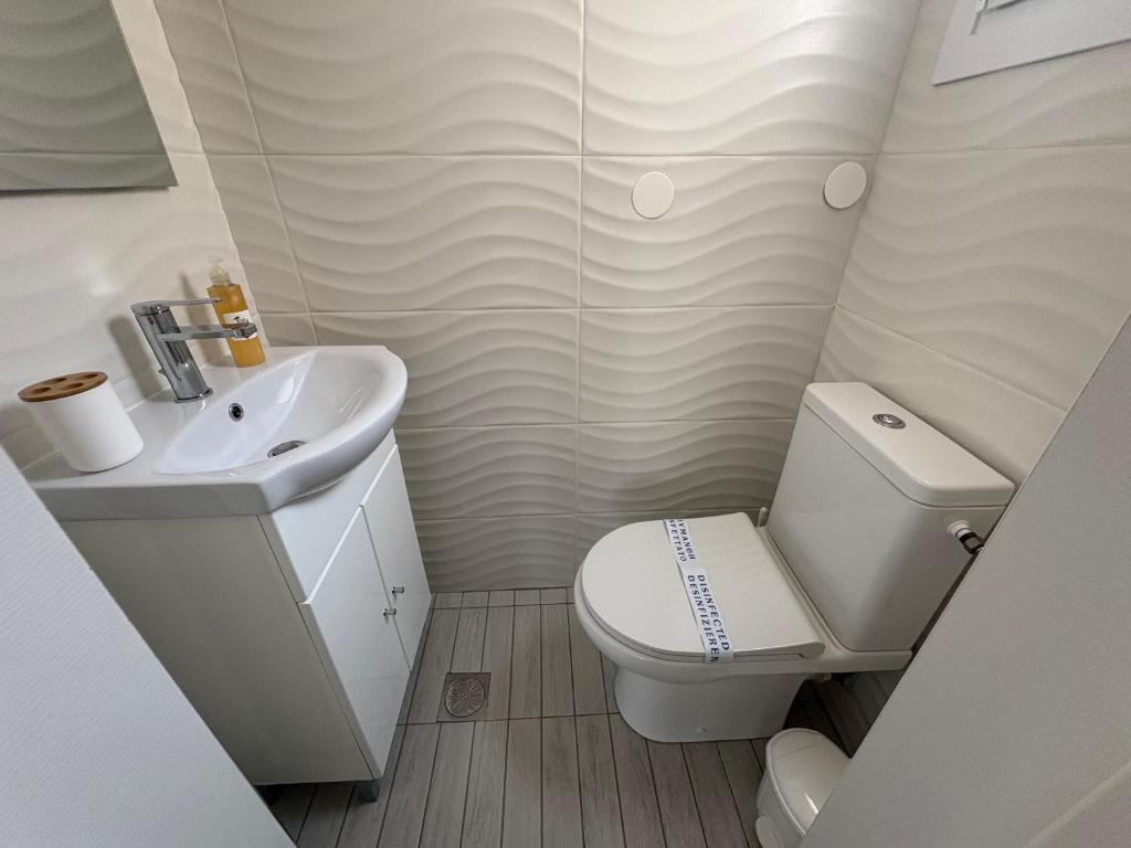 Ένα μπάνιο στο Sapphire Apartment