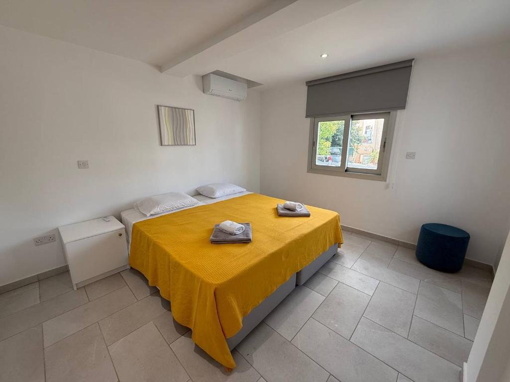 Ένα ή περισσότερα κρεβάτια σε δωμάτιο στο Ayia Napa 2BR - Prime Location