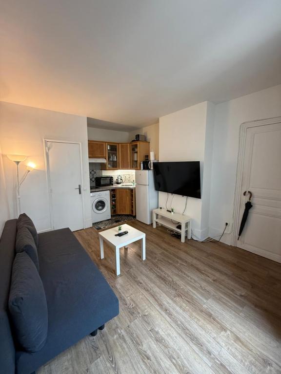 un salon avec un canapé et une table dans l'établissement Appartement au centre de Paris, à Paris
