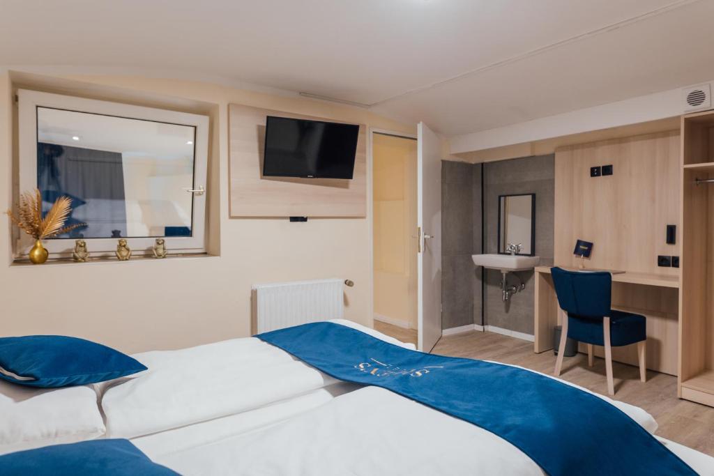Steens Hotel Alster City - Economy Quadruple Room With Shared Bathroom