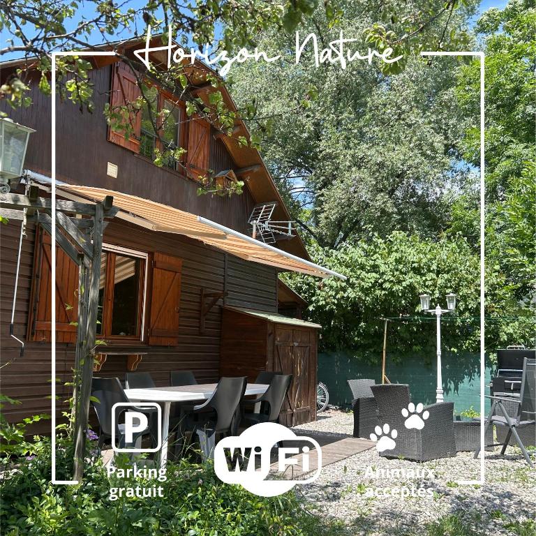une maison avec une terrasse et des chaises devant elle dans l'établissement Horizon Nature - Accès au lac - WIFI - Jardin, à Jausiers