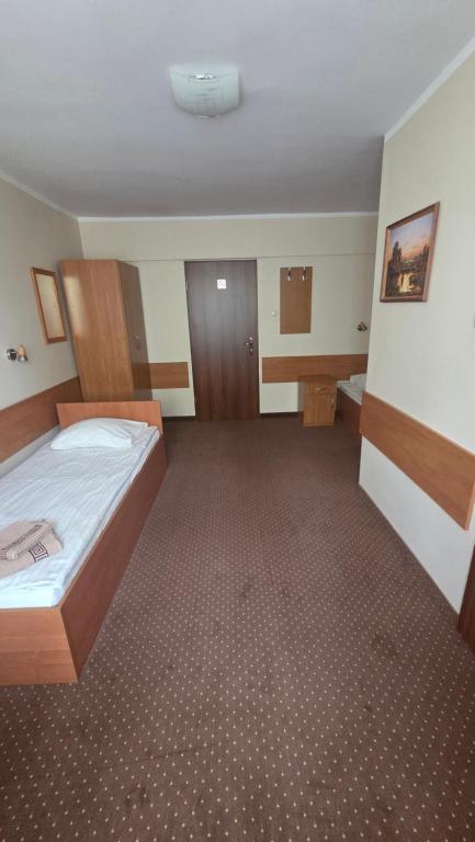 pokój hotelowy z łóżkiem w pokoju w obiekcie Hotel-Restauracja-Bar Rudka w Ostrowcu Świętokrzyskim