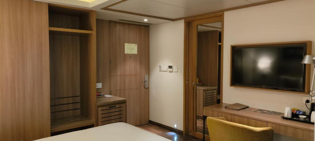 TV a/nebo společenská místnost v ubytování Royal Hometel Suites