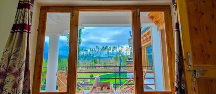 Camera con porta scorrevole in vetro e vista. di Mountain muse bnb a Leh