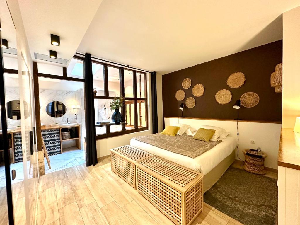 une chambre avec un lit et une grande fenêtre dans l'établissement LA SUITE 48, à Châlons-en-Champagne