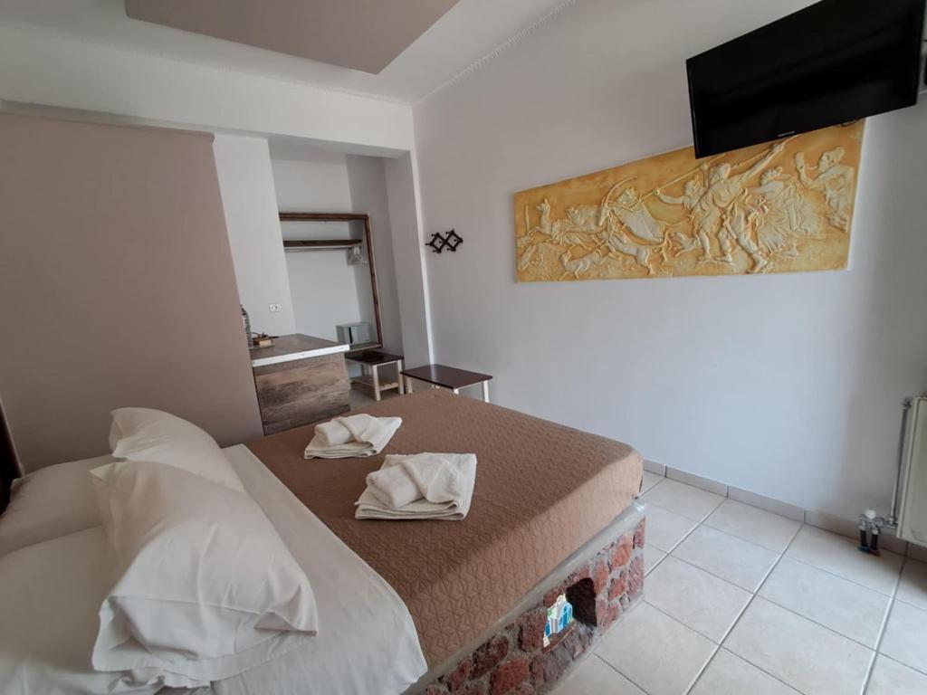 una camera da letto con un letto con due asciugamani sopra di Villa Nektaria a Perissa