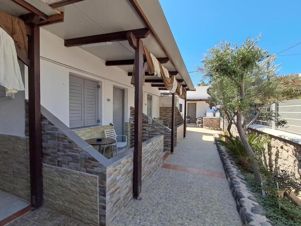 un passaggio che conduce a una casa con patio di Villa Nektaria a Perissa