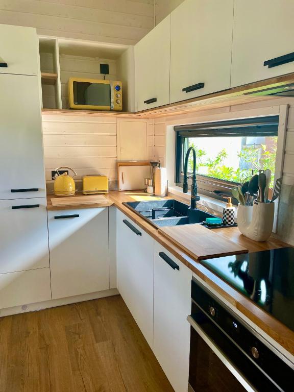 Kuchyň nebo kuchyňský kout v ubytování Tinyhaus Josie von Tinyhaus Steinhude