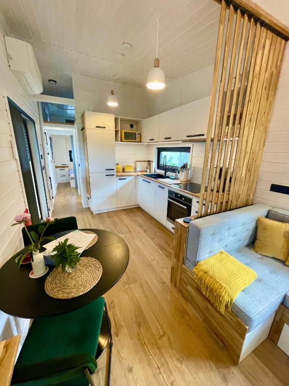 Kuchyň nebo kuchyňský kout v ubytování Tinyhaus Josie von Tinyhaus Steinhude